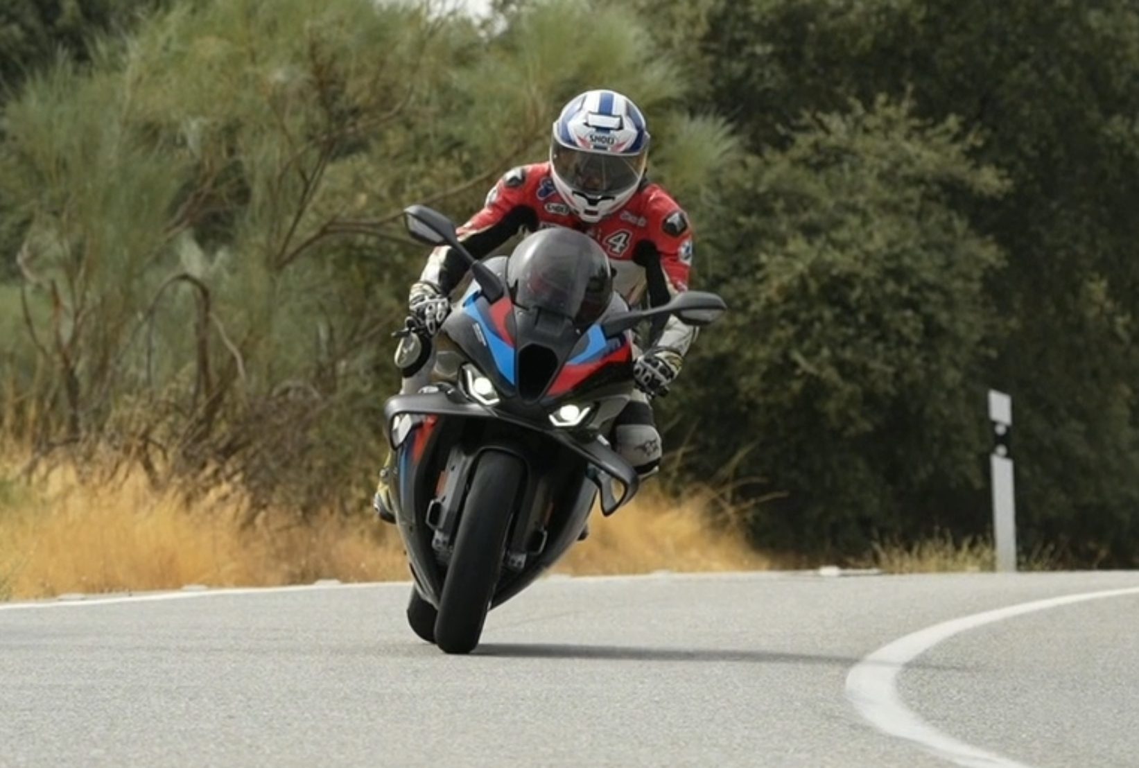 Motorista practicando trazada de curva en un curso de conducción segura de moto