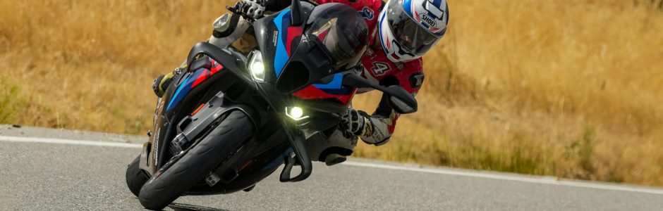 Piloto de Buffos School inclinado en plena curva durante un curso de conducción segura de moto